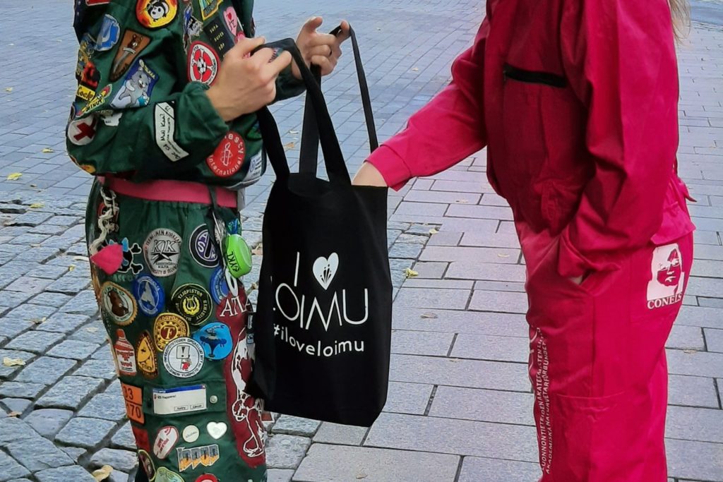 Loimun opiskelijajäseniä haalareissa